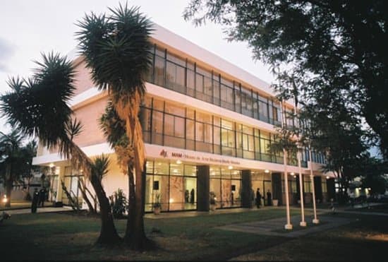 Fachada do Museu de Artes Murilo Mendes