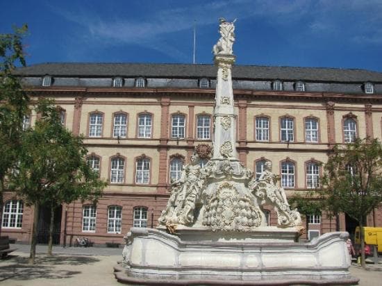 Kaiserlichen Oberpostdirektion and Georgsbrunnen