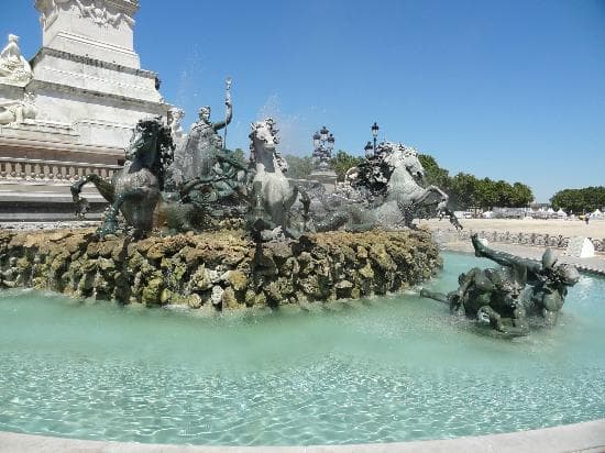 Les chevaux au pied de la colonne des Girondins, Place des Quinconces
