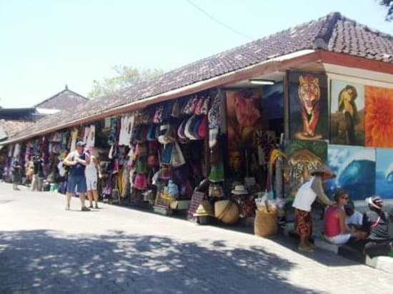 deretan pedagang di pasar seni sukawati