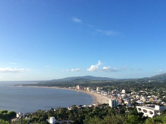 Vista de Piriapolis desde la escalinata del templete de San Antonio.