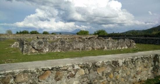 Dinding benteng