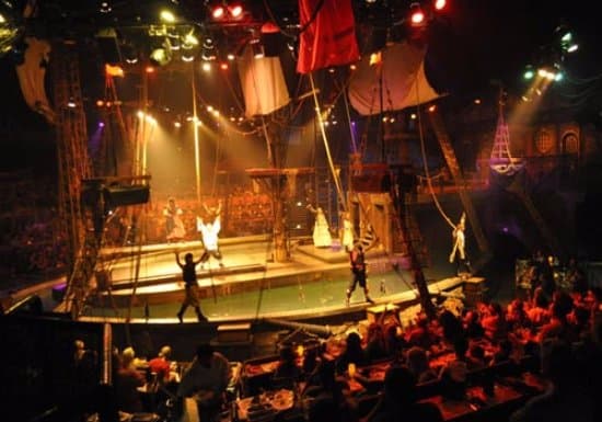 Dine around a 18th Century Spanish Galleon replica stage, surrounded by 300.000 gallons of water!
