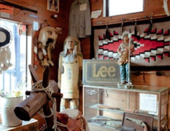 アメリカの西部開拓時代を展示したコーナーには、米ウィンチェスター社製ライフルやワイアット・アープが使用した拳銃のモデル、ネイティブアメリカンの鉈などがケースに納められ展示されている。