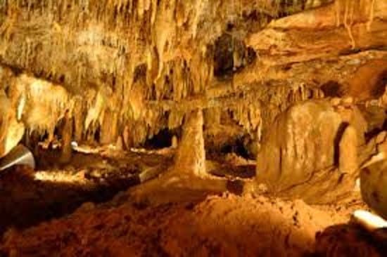 Jacobs Cave - stalactites and stalagmites