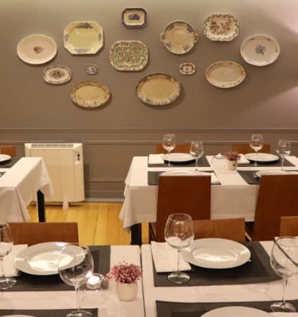 Original, portuguese decoration, space with a lot of natural light. With tables outdoor.