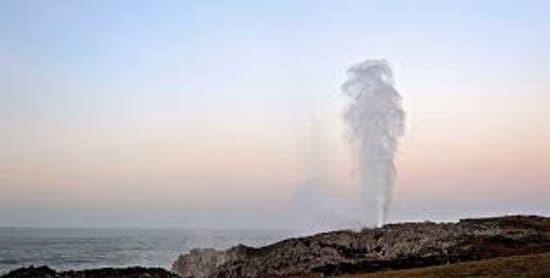 Bufón de Santituste aunque menos conocidos que los de Prias o Arenillas este de Santituste es  el que alcanza mayor altura dicen que hasta 40 m, se encuentra muy cerca de LLanes en Santituste y hay que ir a verlo en pleamar y con el mar bravo para ver el bonito espectáculo del bufón bramando