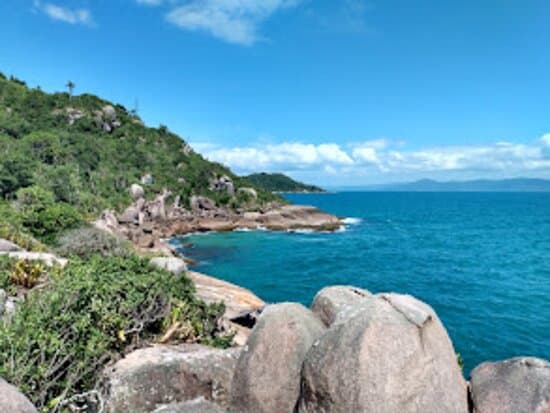 Ponta do Rapa, localizado no costão leste da Praia da Lagoinha . Ponto extremo norte de Florianópolis