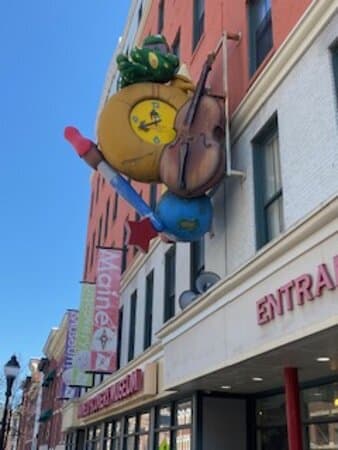 Entrance to Maine Discovery Museum.