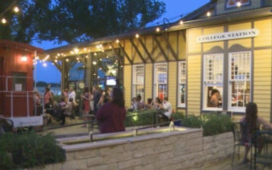 Benjamin Knox Gallery is an art gallery open to the public with a charming atmosphere and beautiful artwork. 