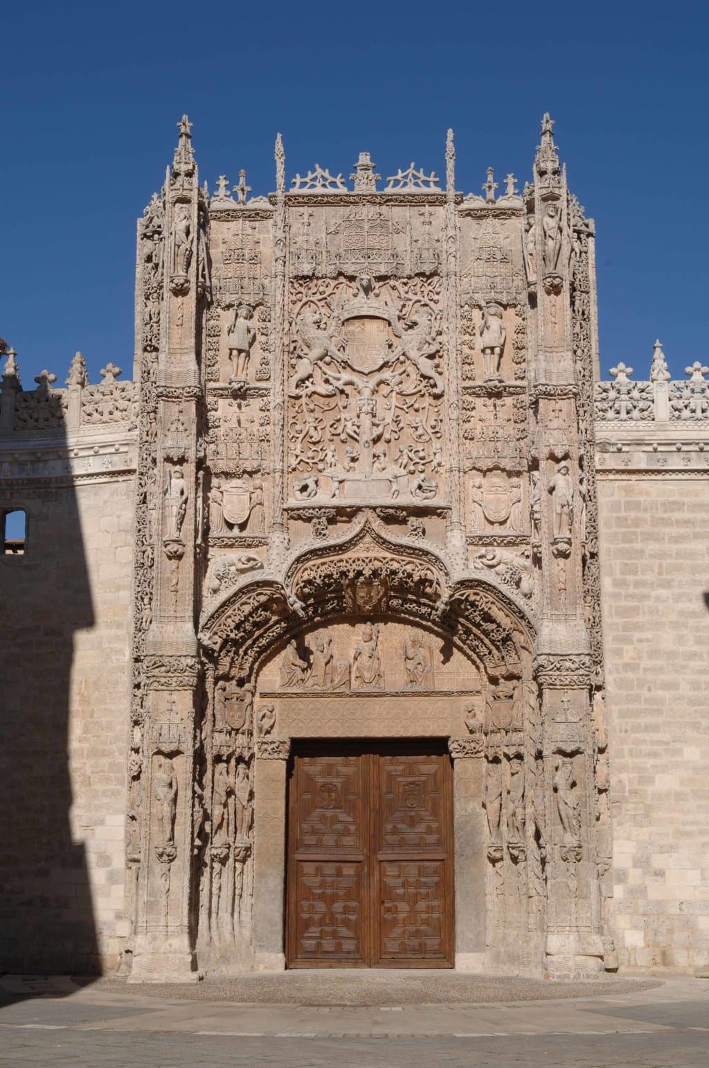Fachada principal del Museo en el Colegio de San Gregorio