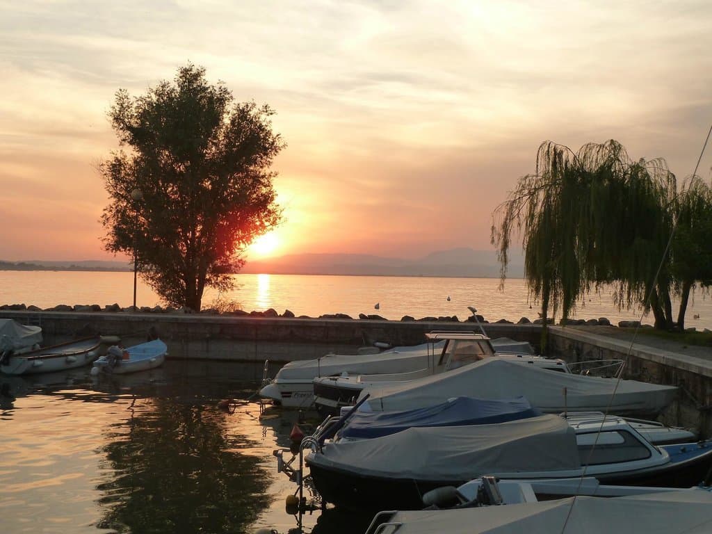 Il piccolo porto davanti al locale