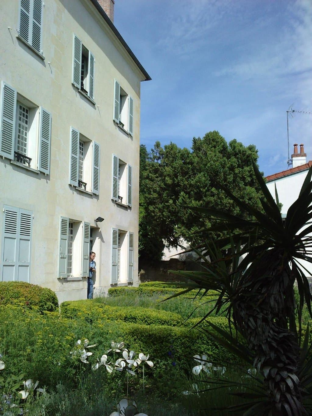 La maison et une partie du jardin avant