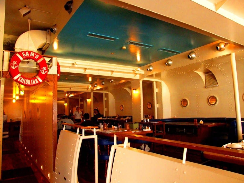 タイタニック号のような客船をイメージした店内。まるで船に乗っているかのよう！