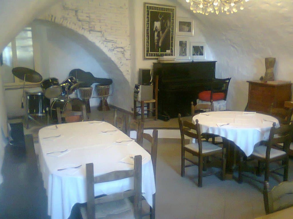 Palchetto per musica dal vivo all'interno del ristorante con pianoforte ed altra strumentazione