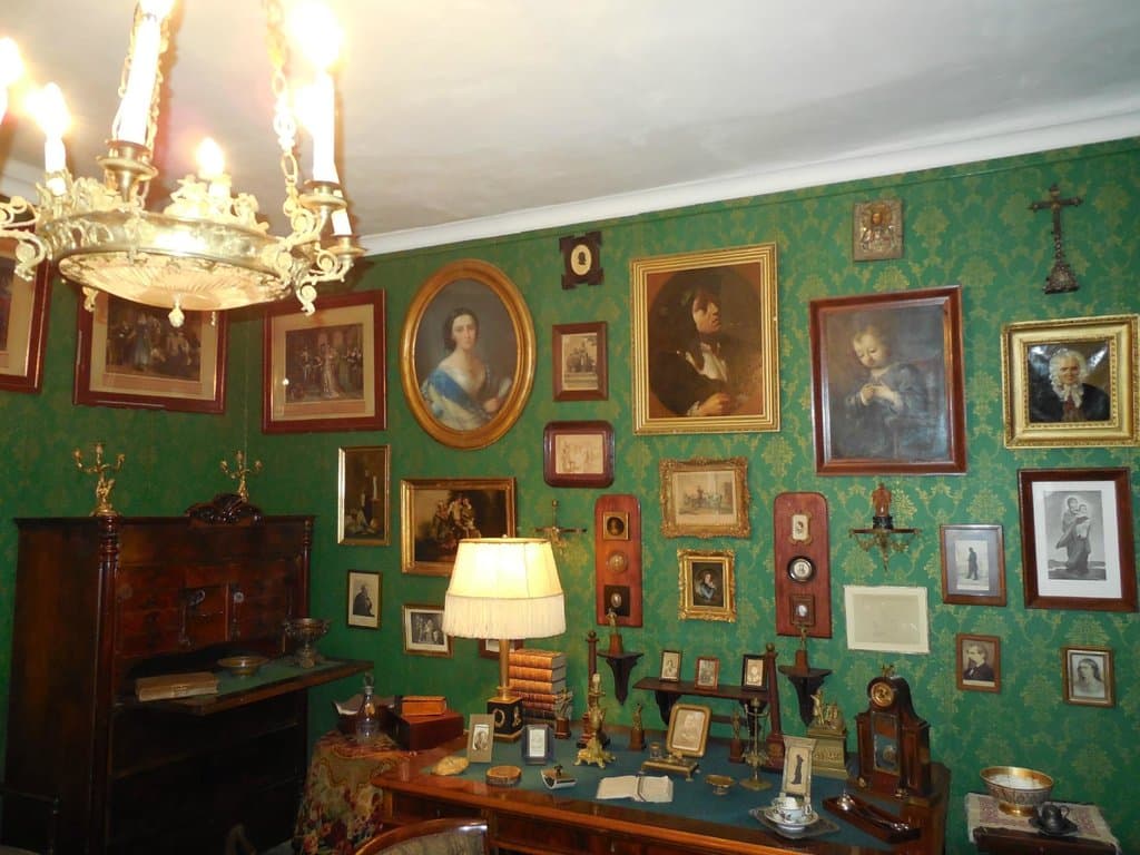 Обстановка рабочего кабинета Лескова