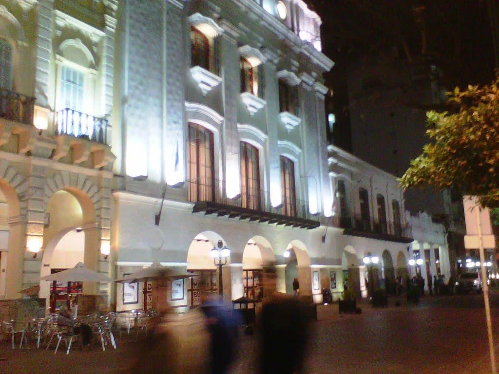 Al centro, Teatro Provincial de Salta