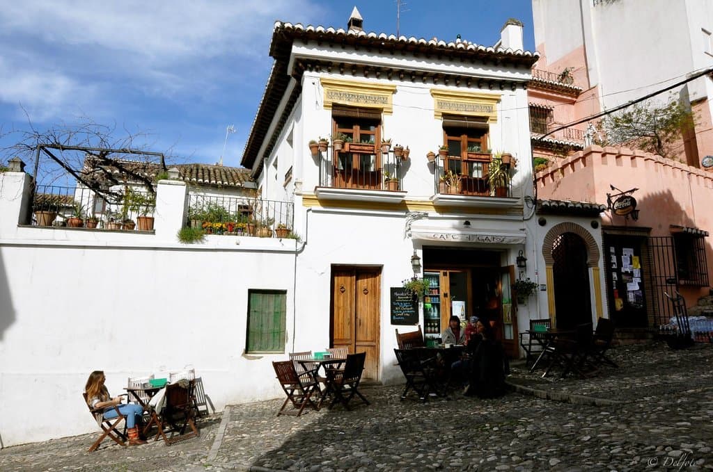 Terraza en una plaza típica albayzinera
