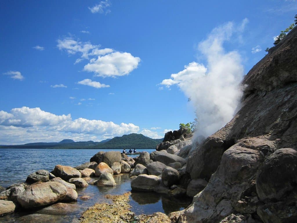 屈斜路湖　オヤコツ地獄　岩で囲われた大自然の温泉！