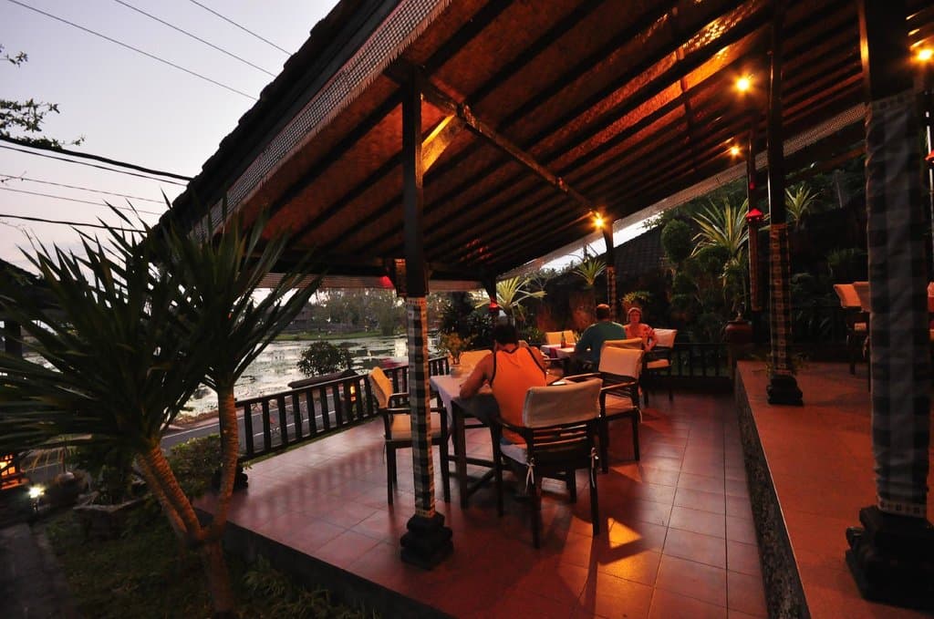 Nice ambience, over looking the lotus lake & coast line