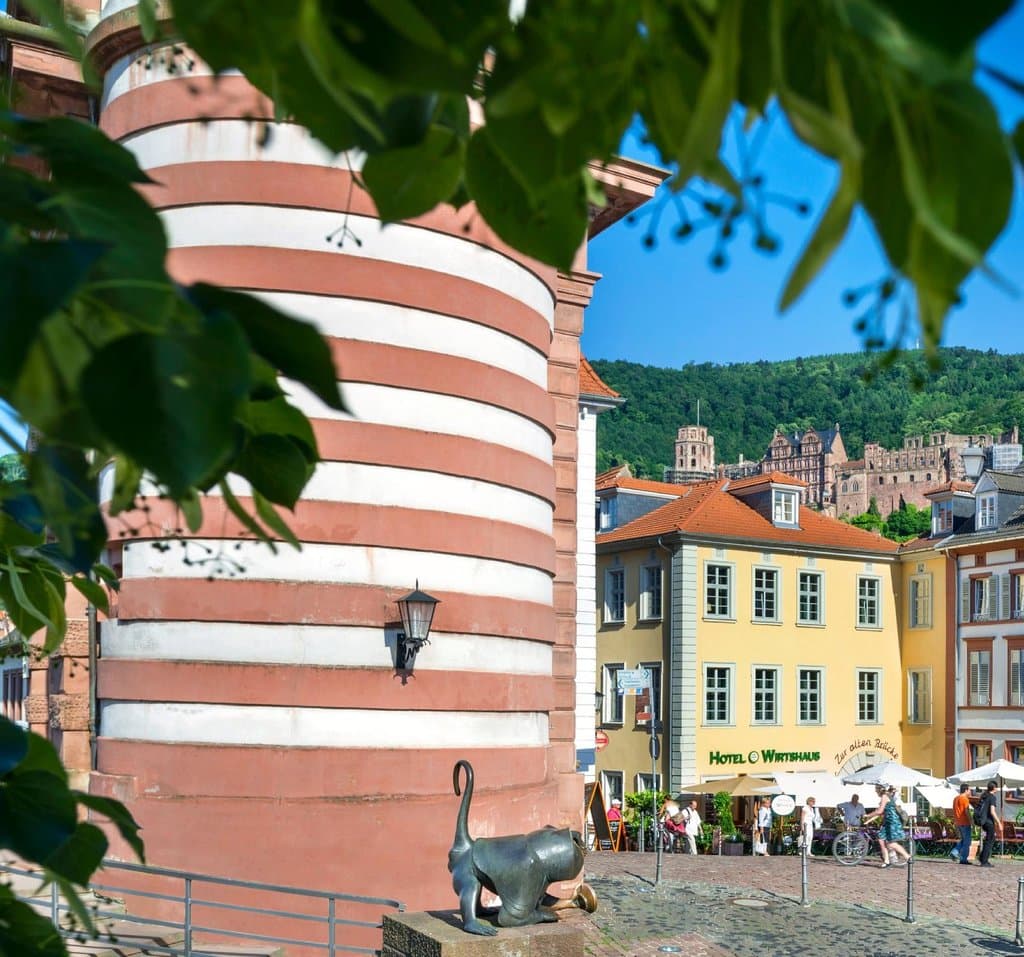der Brückenturm und das Schloss im Hintergrund ! Bestlage !