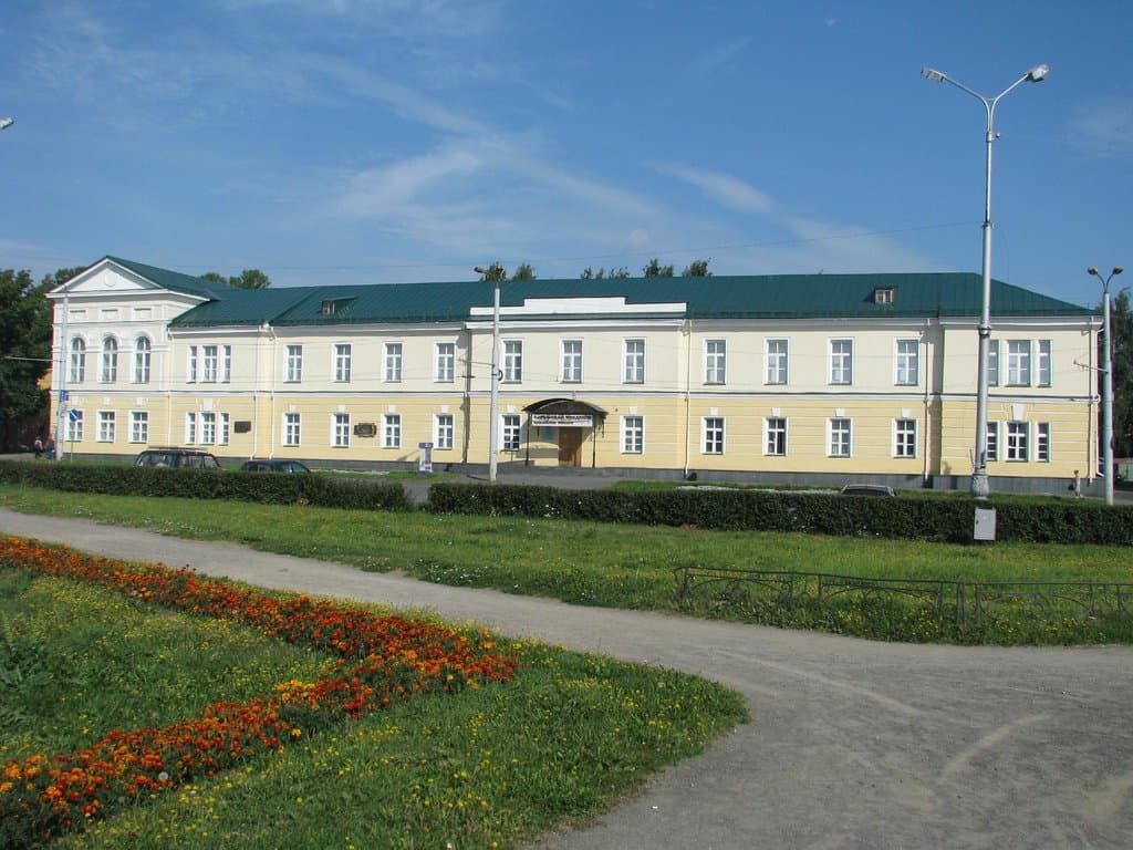 Вид на музей со стороны площади Кирова