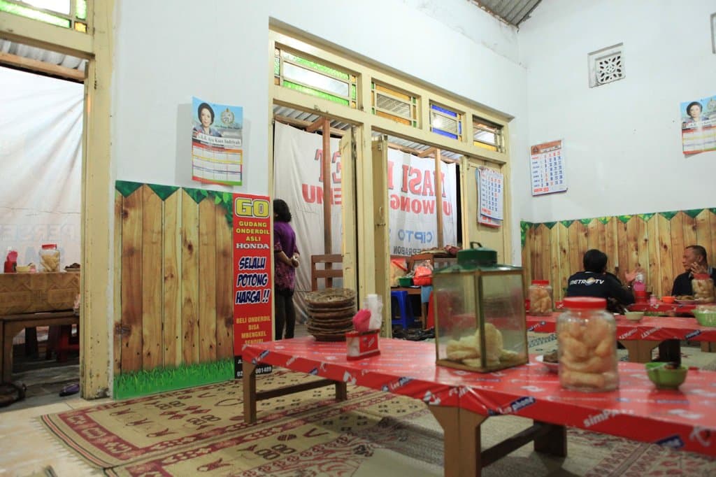 Suasana di dalam Nasi Liwet Wongso Lemu ibu Cipto Sukarni