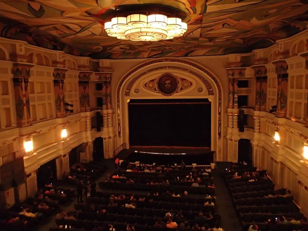 Sala principal, detalle del plafon en el techo