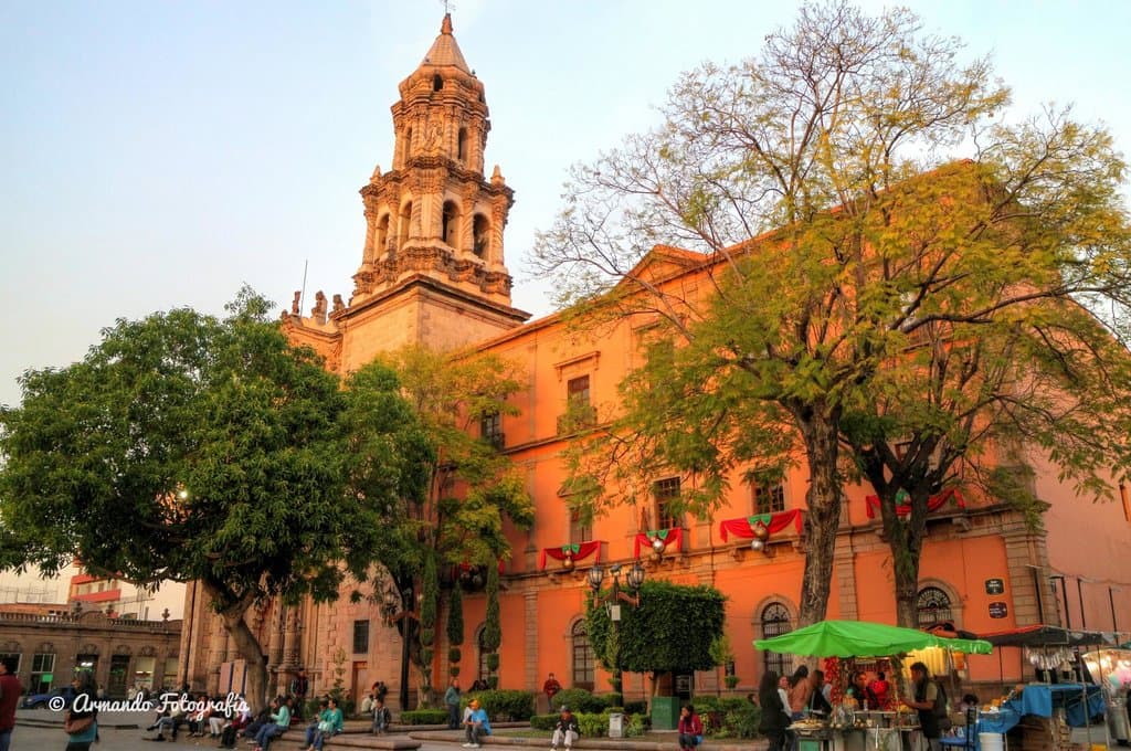 En Plaza del Carmen al fondo Templo de Nuestra Señora del Carmen