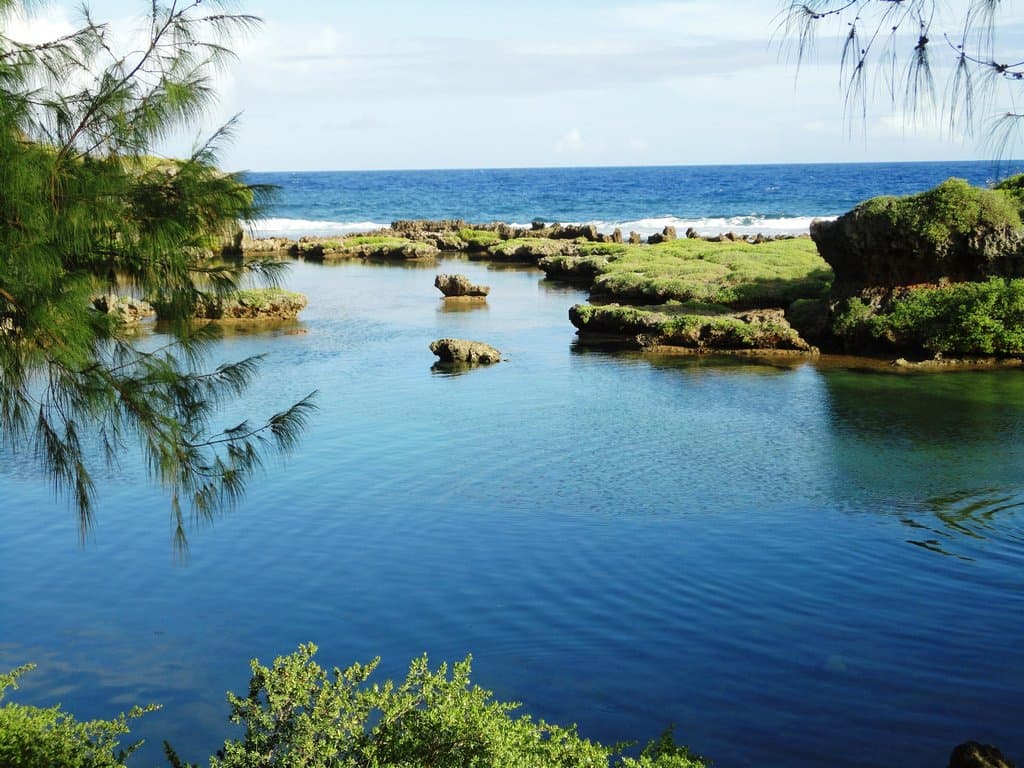 Природный бассейн на Тихом океане