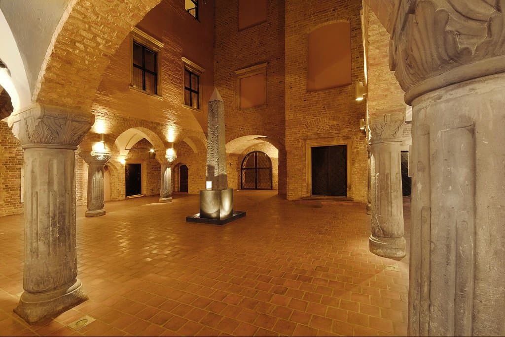 Dziedziniec Muzeum Archeologicznego w Poznaniu - na środku jedyny w Polsce obelisk faraoński