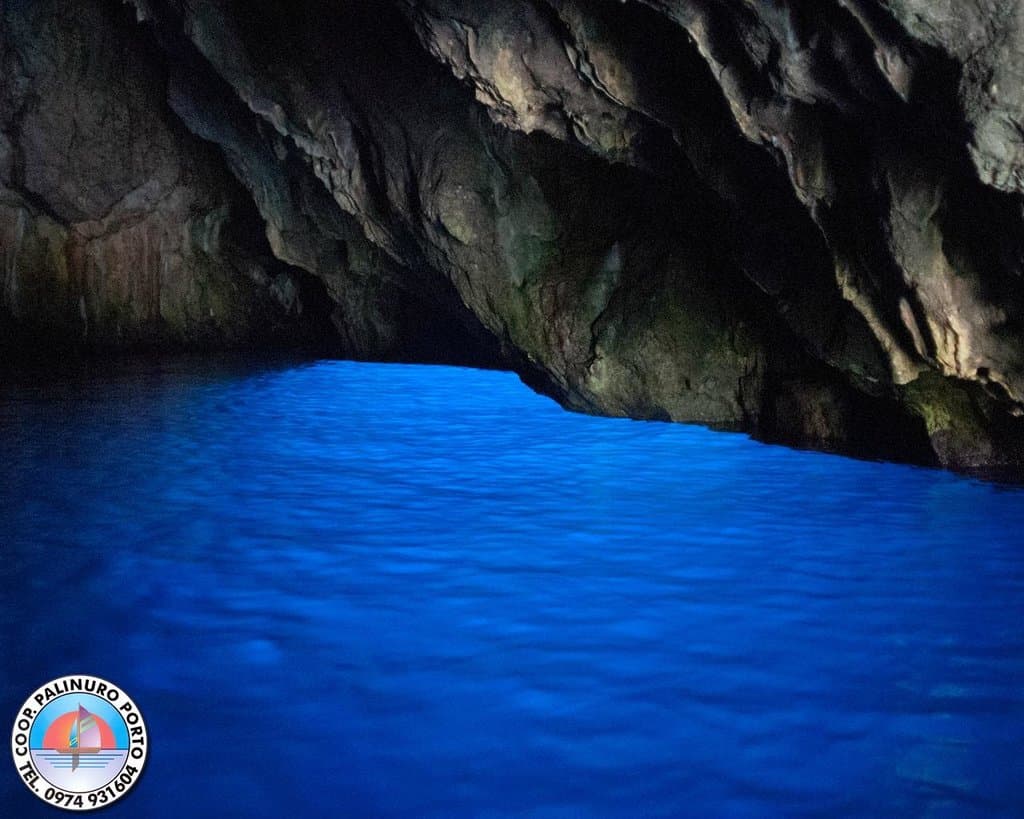 La Grotta Azzurra, le cui acque sono illuminate da un cunicolo sottomarino.