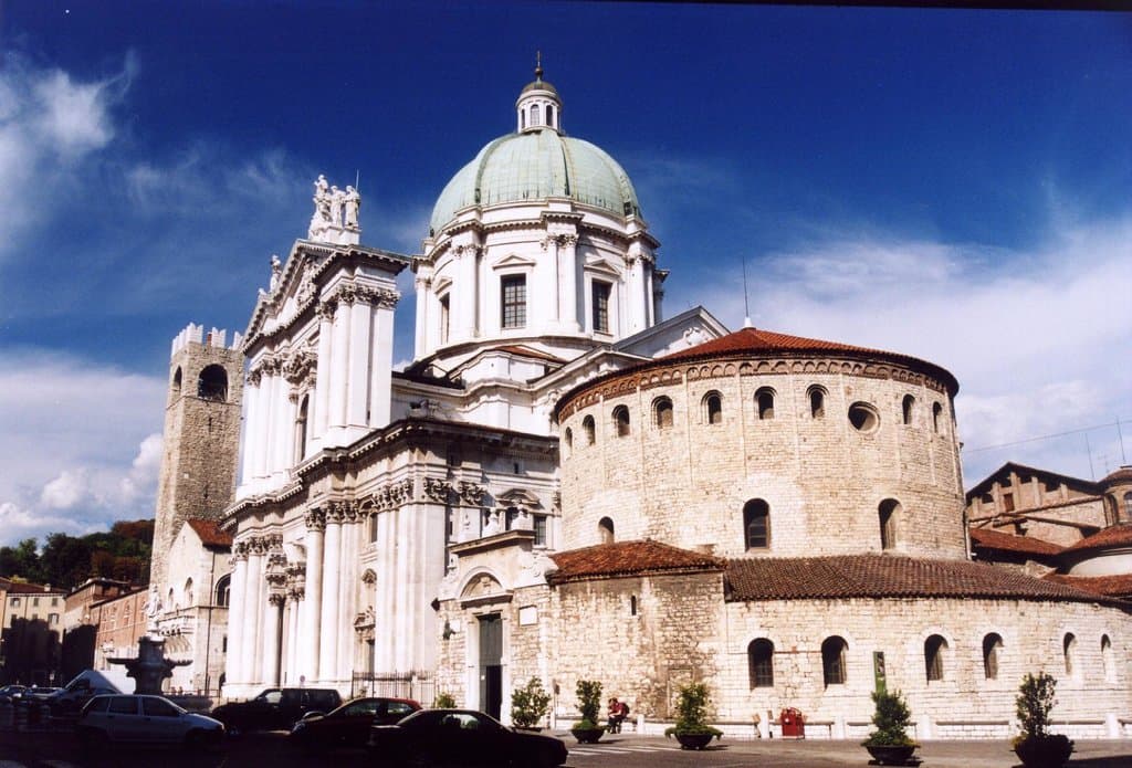Scorcio della piazza Paolo VI con vista d'insieme del Duomo Vecchio e Nuovo in secondo piano