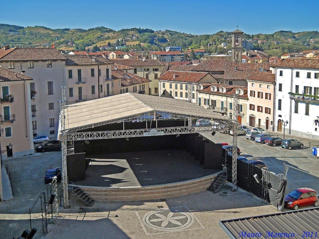 Acqui Terme (AL), Piazza della Conciliazione con il teatro all'aperto "Giuseppe Verdi"