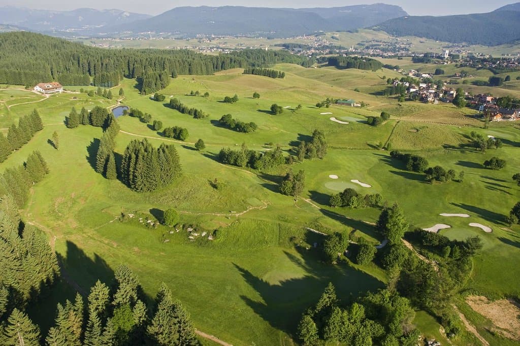 il golf di Asiago, veduta aerea