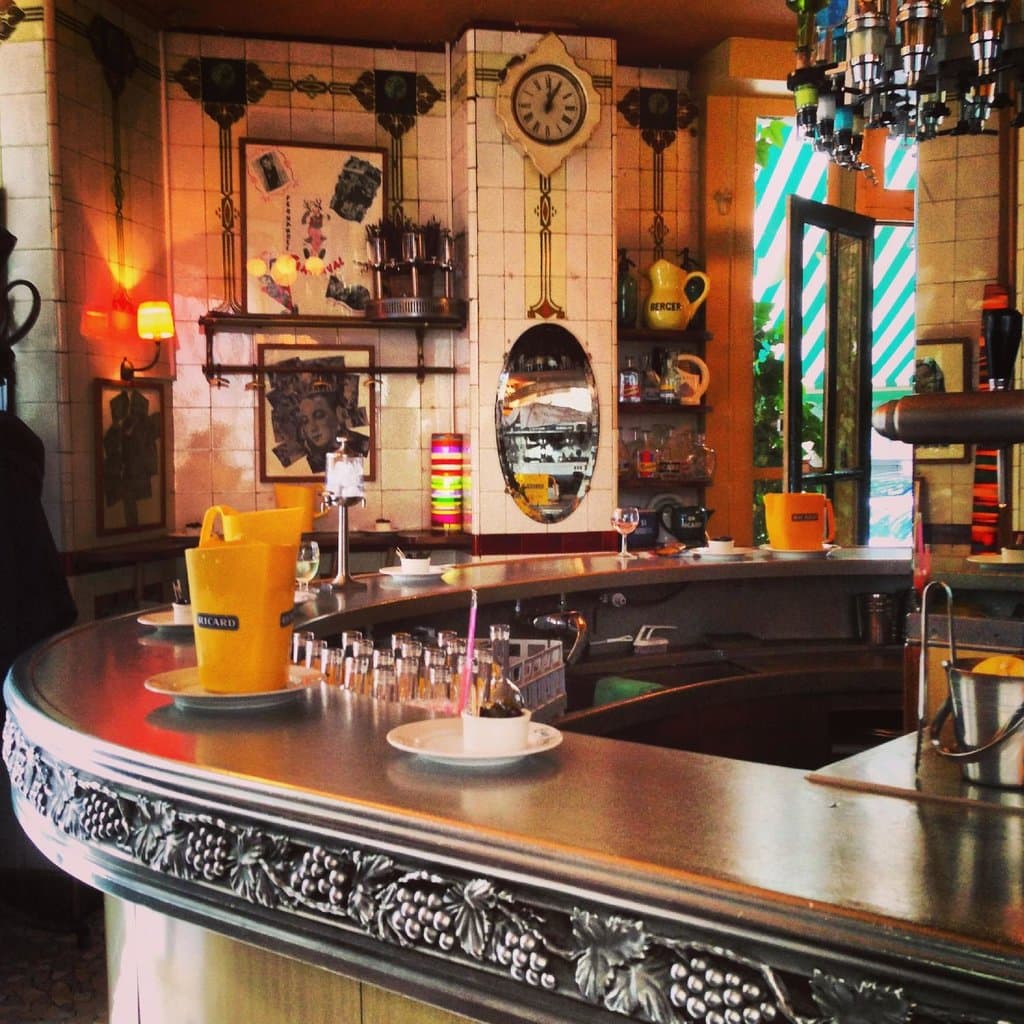 le comptoir et ses 80 sortes de Pastis, et ses Absinthes