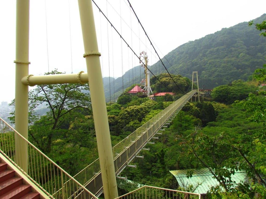 入場すると最初に目に付く吊り橋。