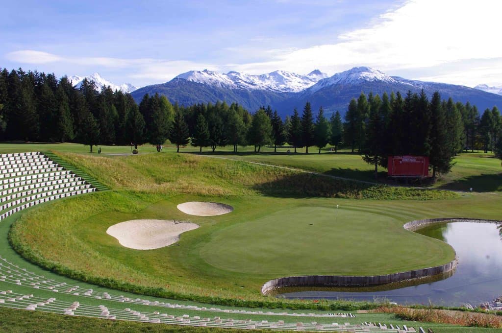 每年《歐米茄歐洲大師賽》都在這裡(巴勒斯特羅球場)進行。第13洞(Par 3，199碼)的設計兼具半島型果嶺和鬥獸場格局，是觀賽最佳地點