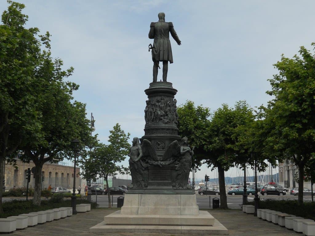 Piazza Venezia e Statua di Massimiliano D'austria