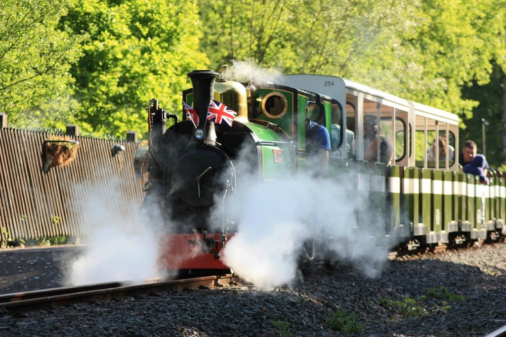 'Mad Bess' departing from Willow Lawn Station
