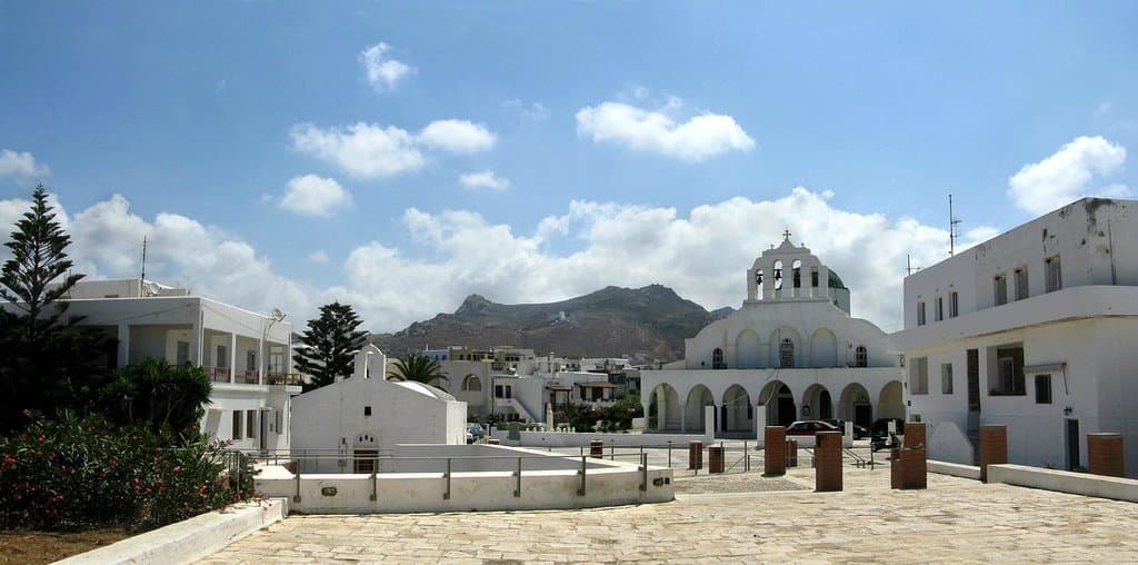 Наксос,  собор и вхот в музей,расположенный под мостовой.