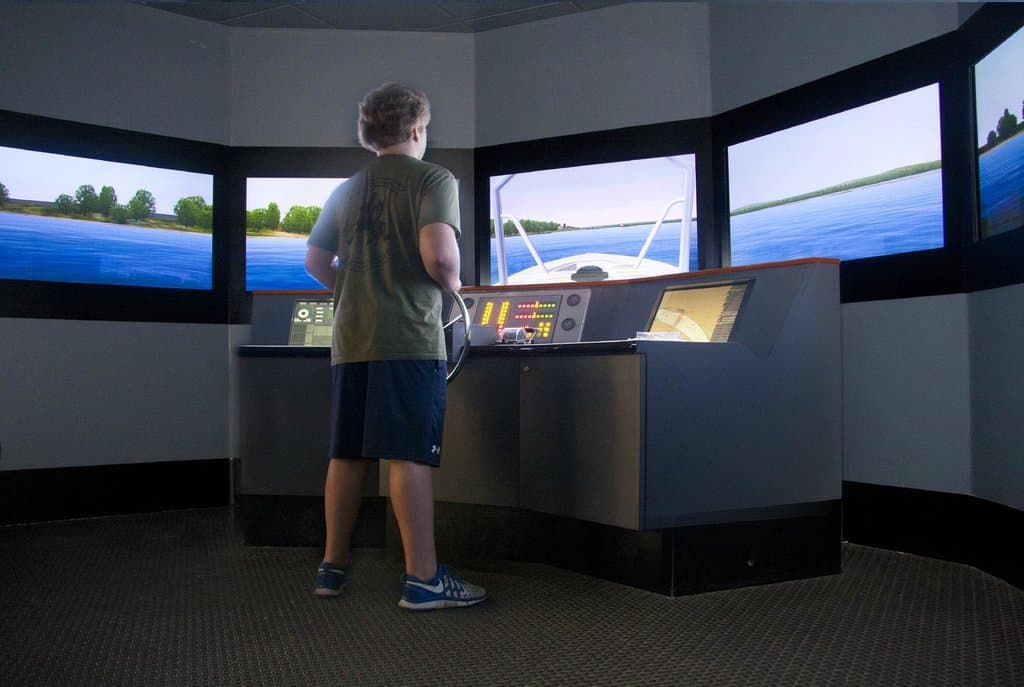 Pilot your own boat in our simulator!