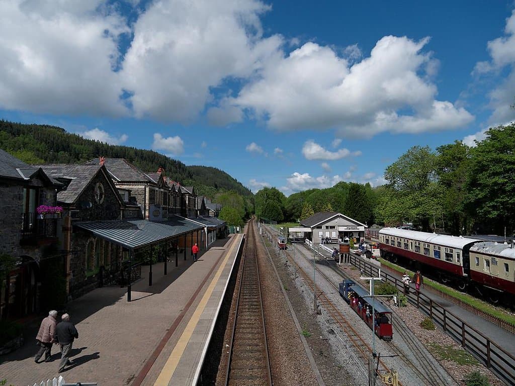 ByC railway station, with museum & model shop located centre right