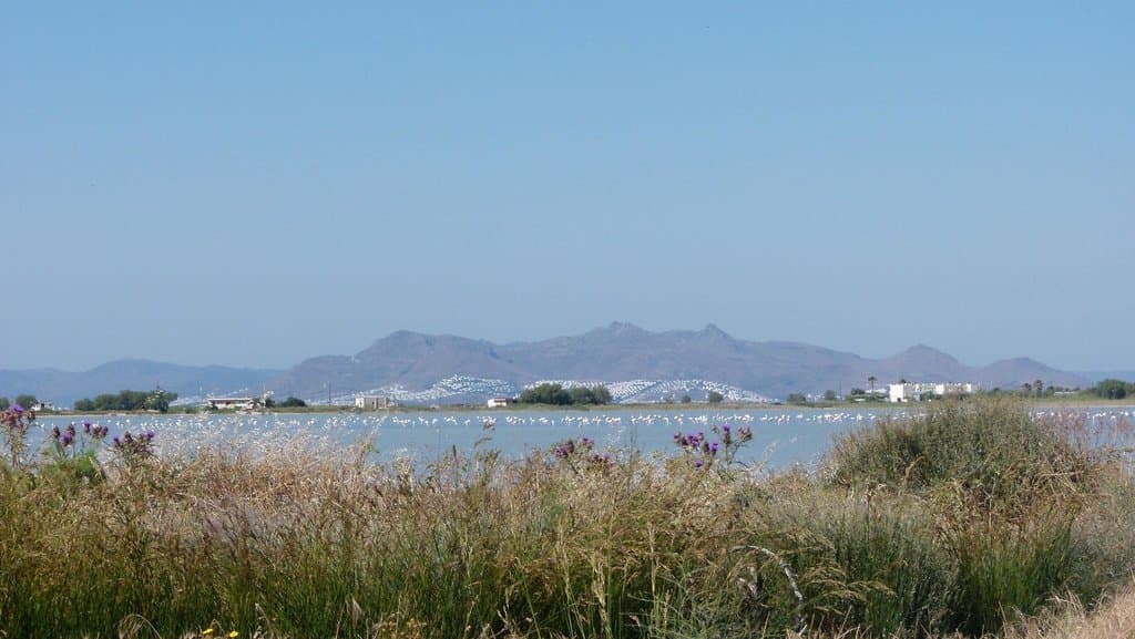 il lago di Alikés e sullo sfondo la costa turca