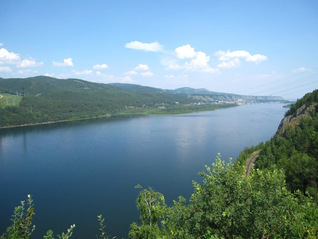 Вид на Енисей со смотровой площадки. Вдали окрестности г. Красноярска