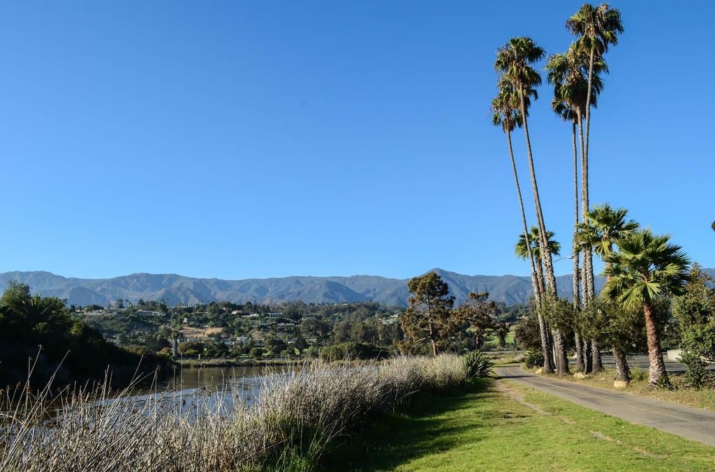 The cycle path by the refuge
