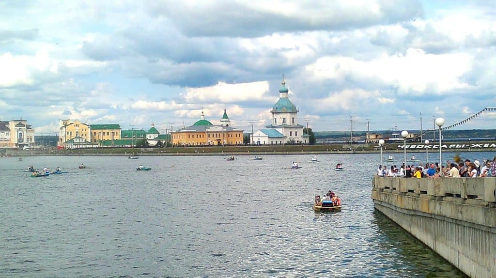 залив, вид на монастырь