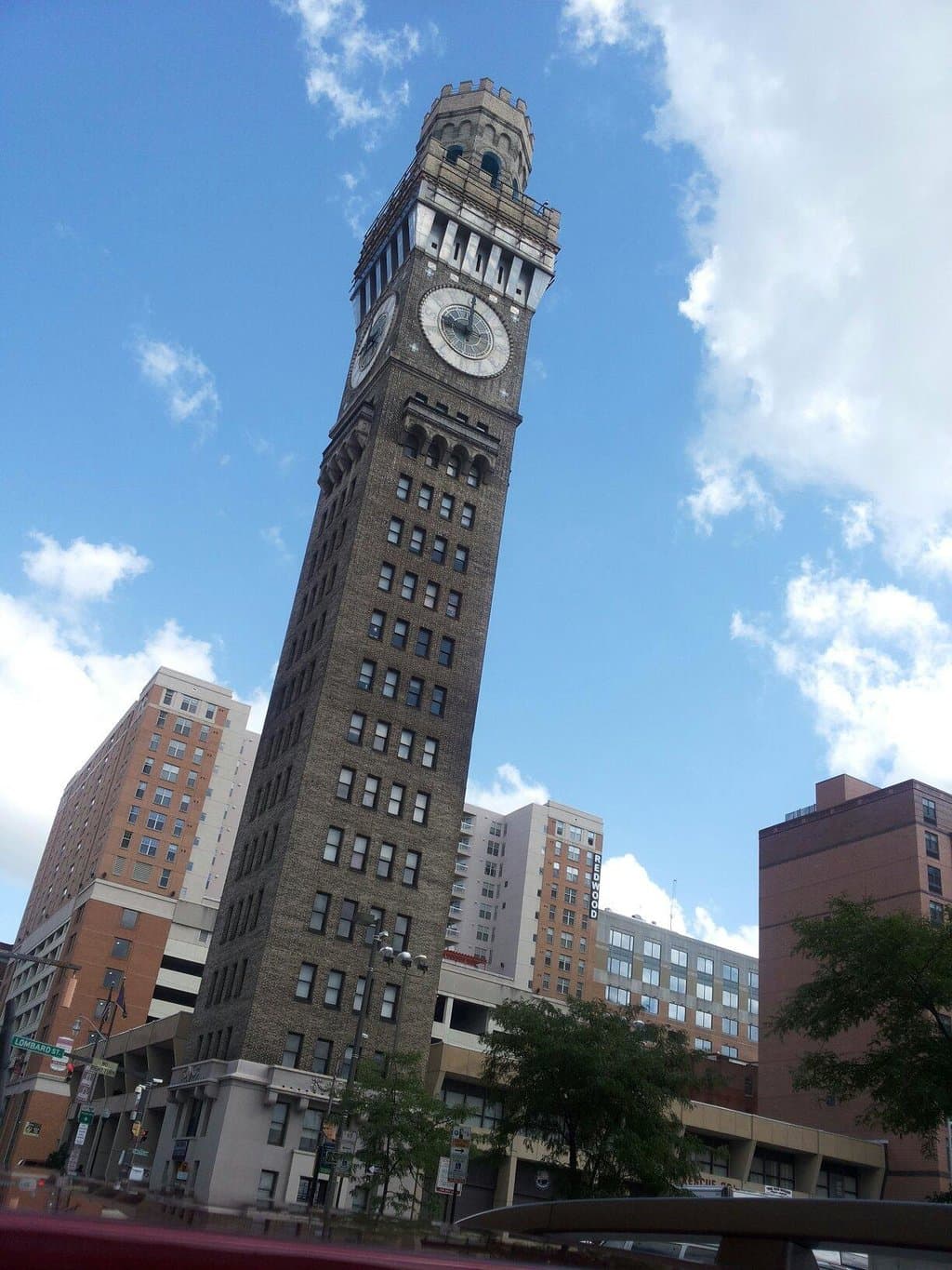 Mooie toren met Italiaanse trekjes.