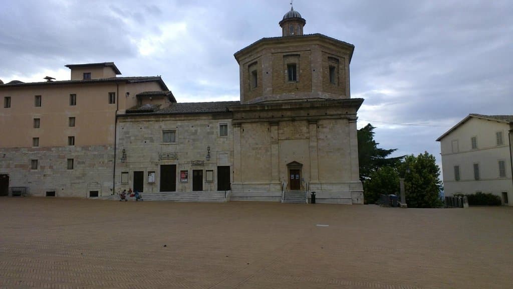 L'esterno del teatro in Piazza del Duomo