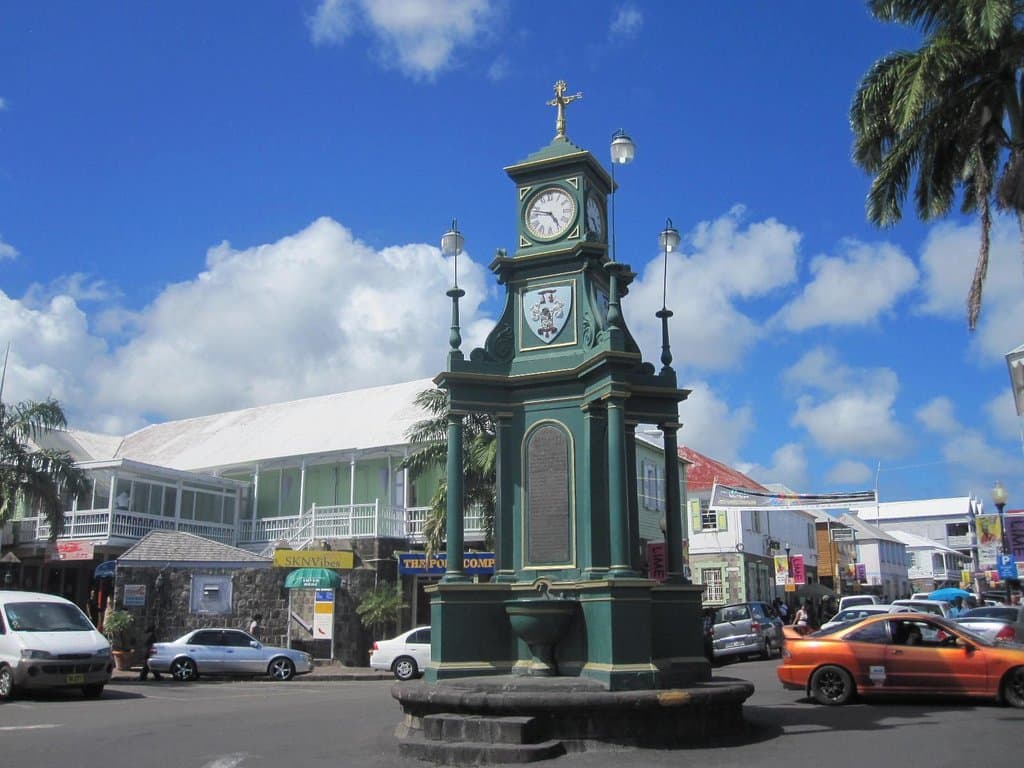 Cette horloge est dans un rond-point animé